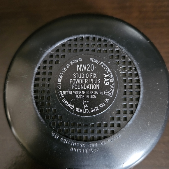 Mac STUDIO FIX POWDER PLUS FOUNDATION in NW20 (NIB) - Picture 4 of 5